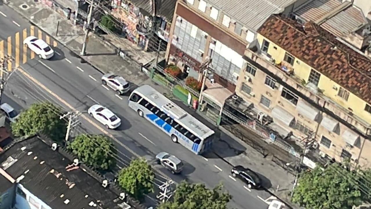 Passageira é hospitalizada após passar mal durante assalto a ônibus na Avenida Brasil