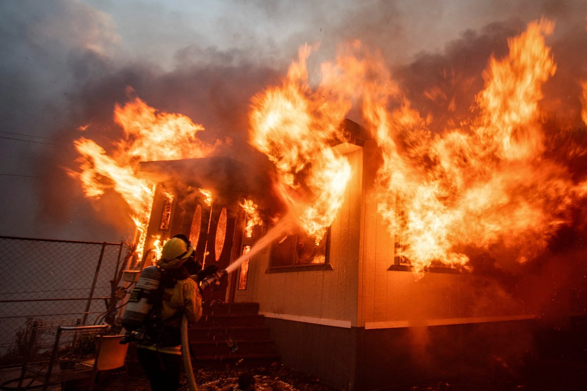 Enquanto Los Angeles queima, hotéis viram abrigos e aluguéis disparam
