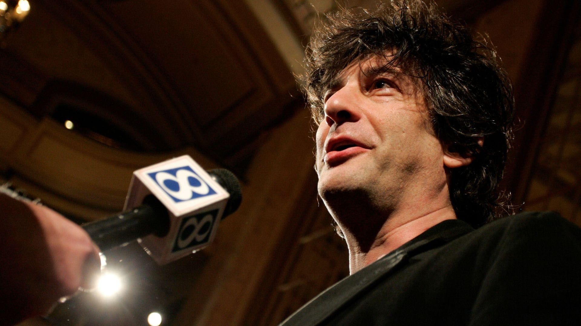 Neil Gaiman, autor de 'Sandman', pede US$ 500 mil a mulher que o acusa de abuso sexual