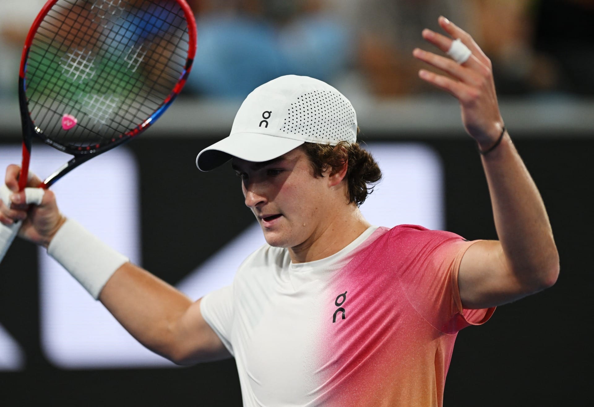 João Fonseca estreia no Australian Open e vence o 9º melhor do mundo por 3 sets a 0