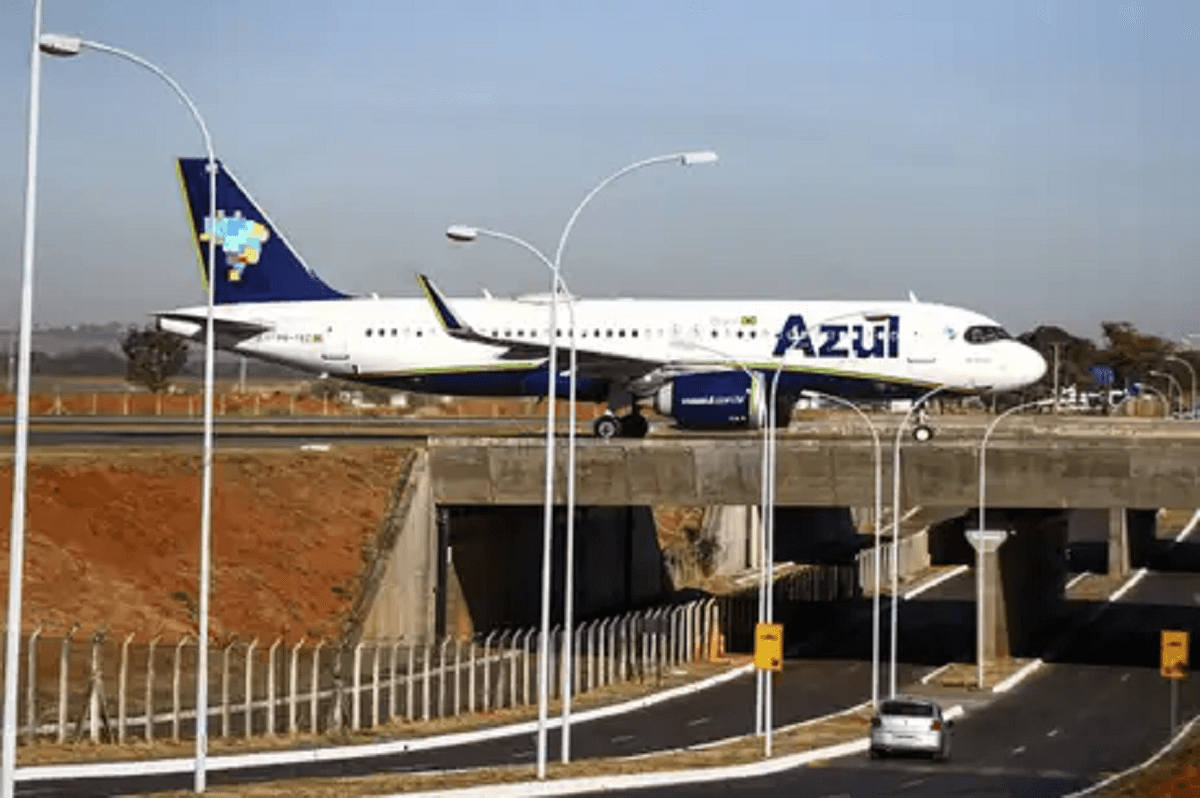 Azul emite alerta sobre instabilidade global no GPS; voos foram afetados