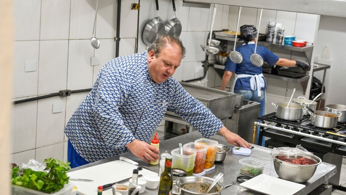 Erick Jacquin inspeciona ingredientes em restaurante selecionado (Créditos: Renato Pizzutto)
