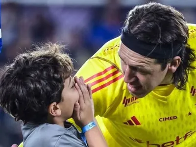 Neto brinca com Cássio após goleiro entrar em campo com seu filho: "Tratou muito bem"