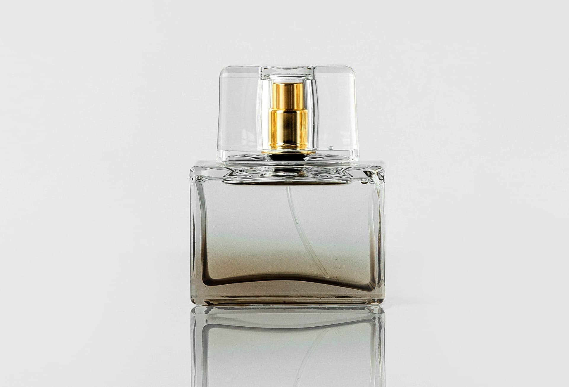 Como fazer o perfume durar mais tempo na pele? Confira dicas de especialista
