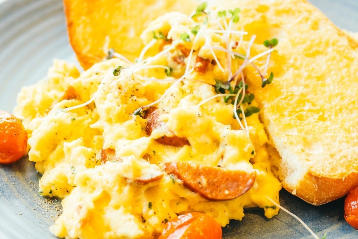 Ovos com crostinha de queijo: chef ensina receita irresistível para o café da manhã