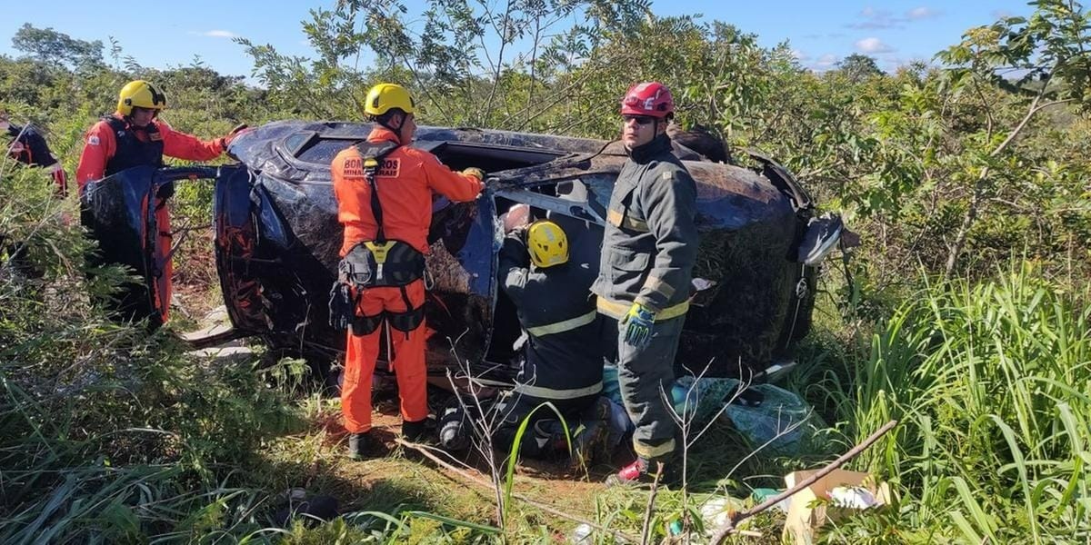 Carro capota e deixa 3 feridos em Bocaiúva, no Norte de Minas
