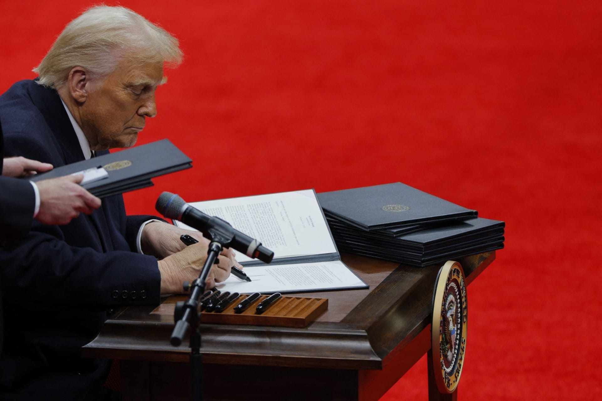 Trump assina decreto que retira EUA do Acordo de Paris e diz que vai revogar medidas de Biden