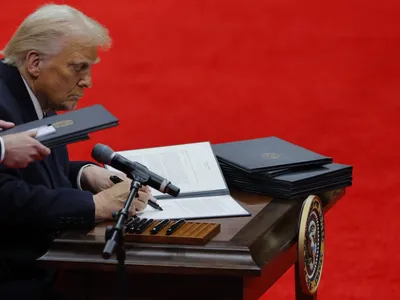 Trump assina decreto que retira EUA do Acordo de Paris e diz que vai revogar medidas de Biden