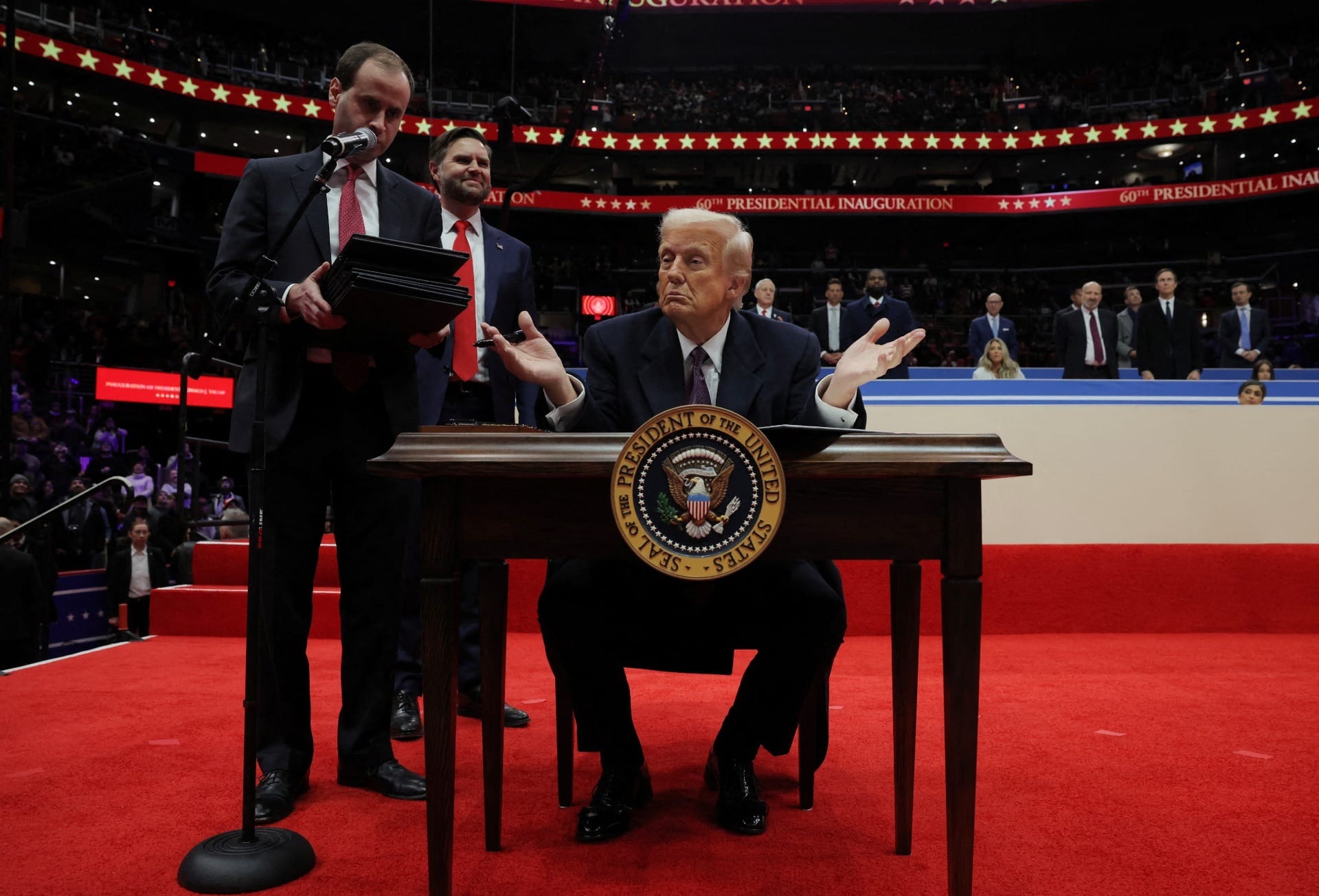 Donald Trump assina decretos diante de apoiadores nesta segunda-feira (20) | Crédito: REUTERS/Carlos Barria