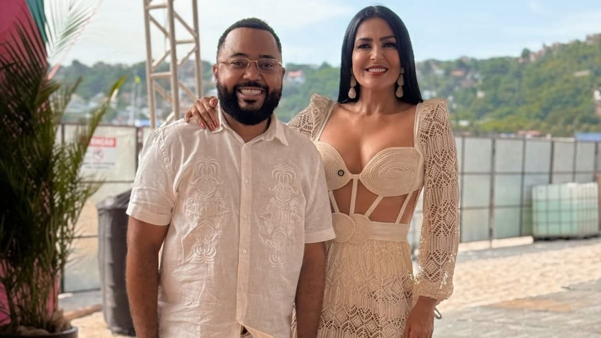 Gardênia Cavalcanti posa com Dudu Nobre no primeiro dia de shows do Band Verão (Crédito: Band Rio)