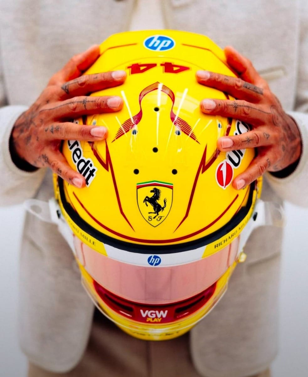 Assim como fez em McLaren e Mercedes, Hamilton escolhe capacete amarelo para estreia na Ferrari