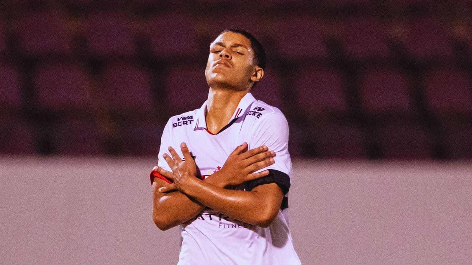 Ryan Francisco, revelação do São Paulo, vai passar por cirurgia no joelho após lesão em treino