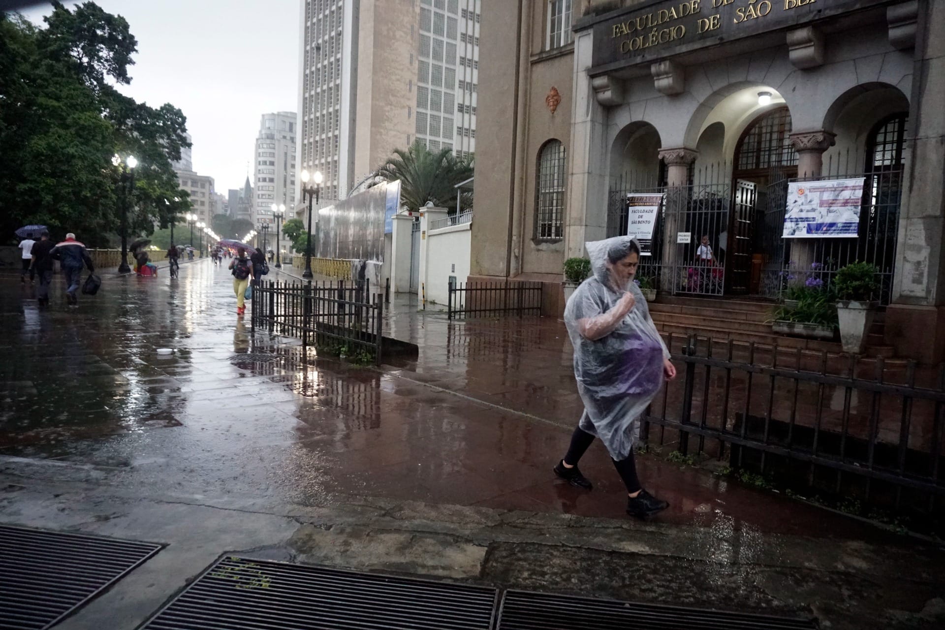 Tempestade em SP causa alagamento em metrô, desabamentos e afeta trens; veja estragos