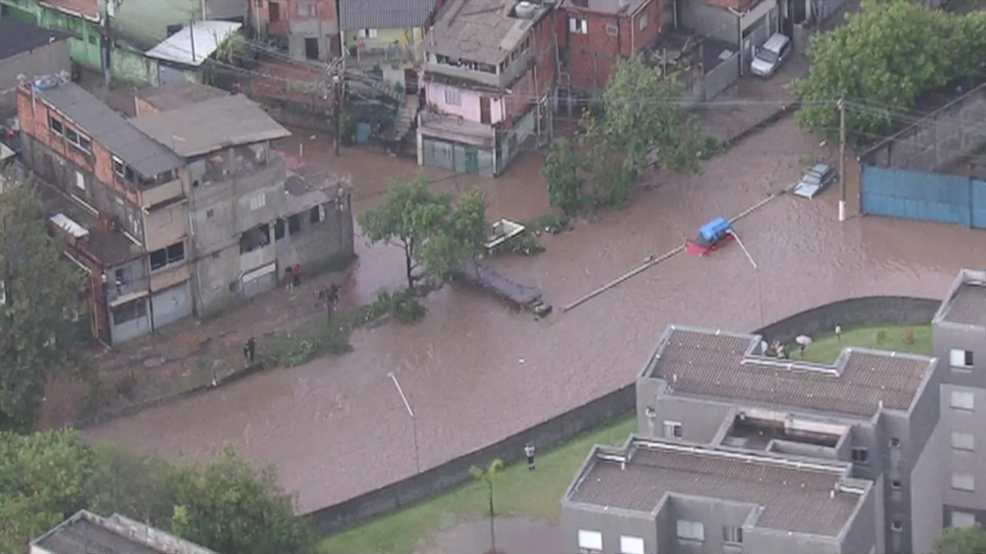 Bombeiros registram 16 chamados de inundações e um de desabamento após chuva em SP