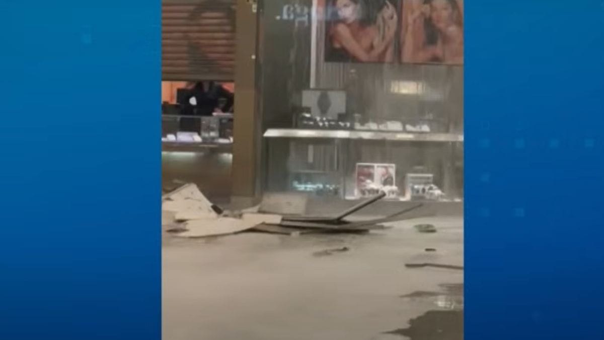 Teto de shopping desaba com forte chuva em São Paulo