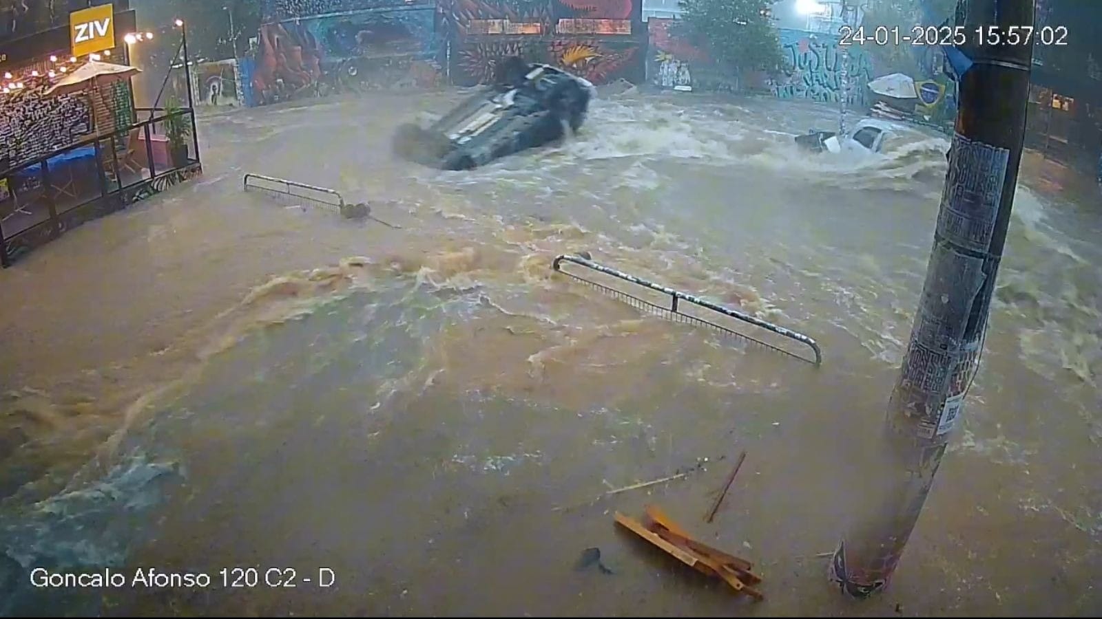 Imagens mostram a força da inundação no Beco do Batman após fortes chuvas em SP