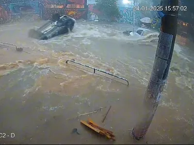 Imagens mostram a força da inundação no Beco do Batman após fortes chuvas em SP