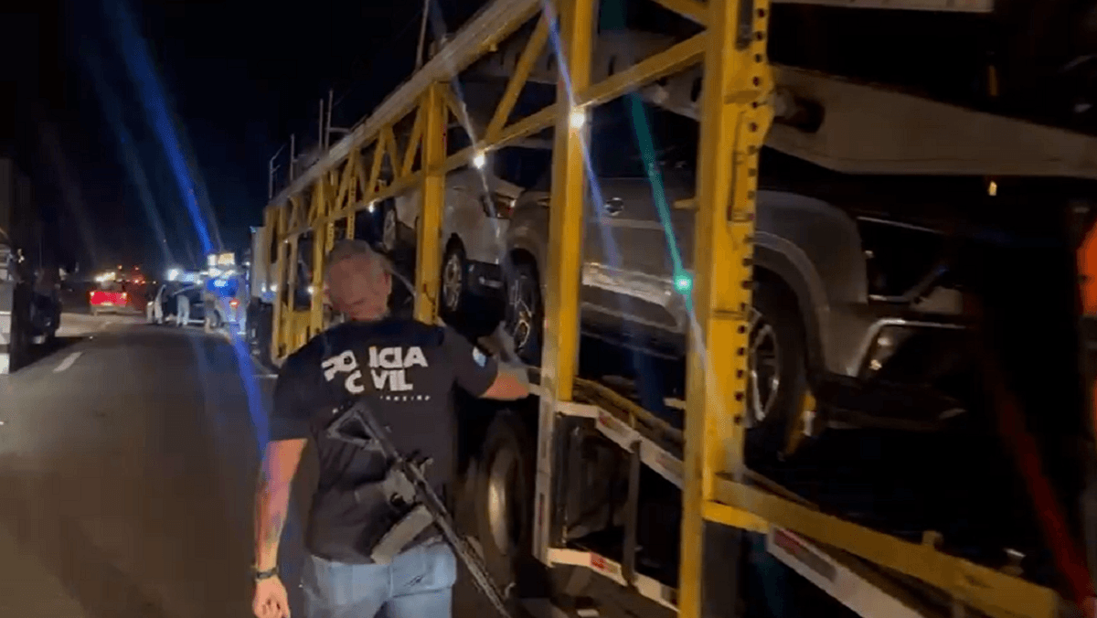 Carreta carregada de veículos roubados a caminho de SP é apreendida na Dutra, no RJ
