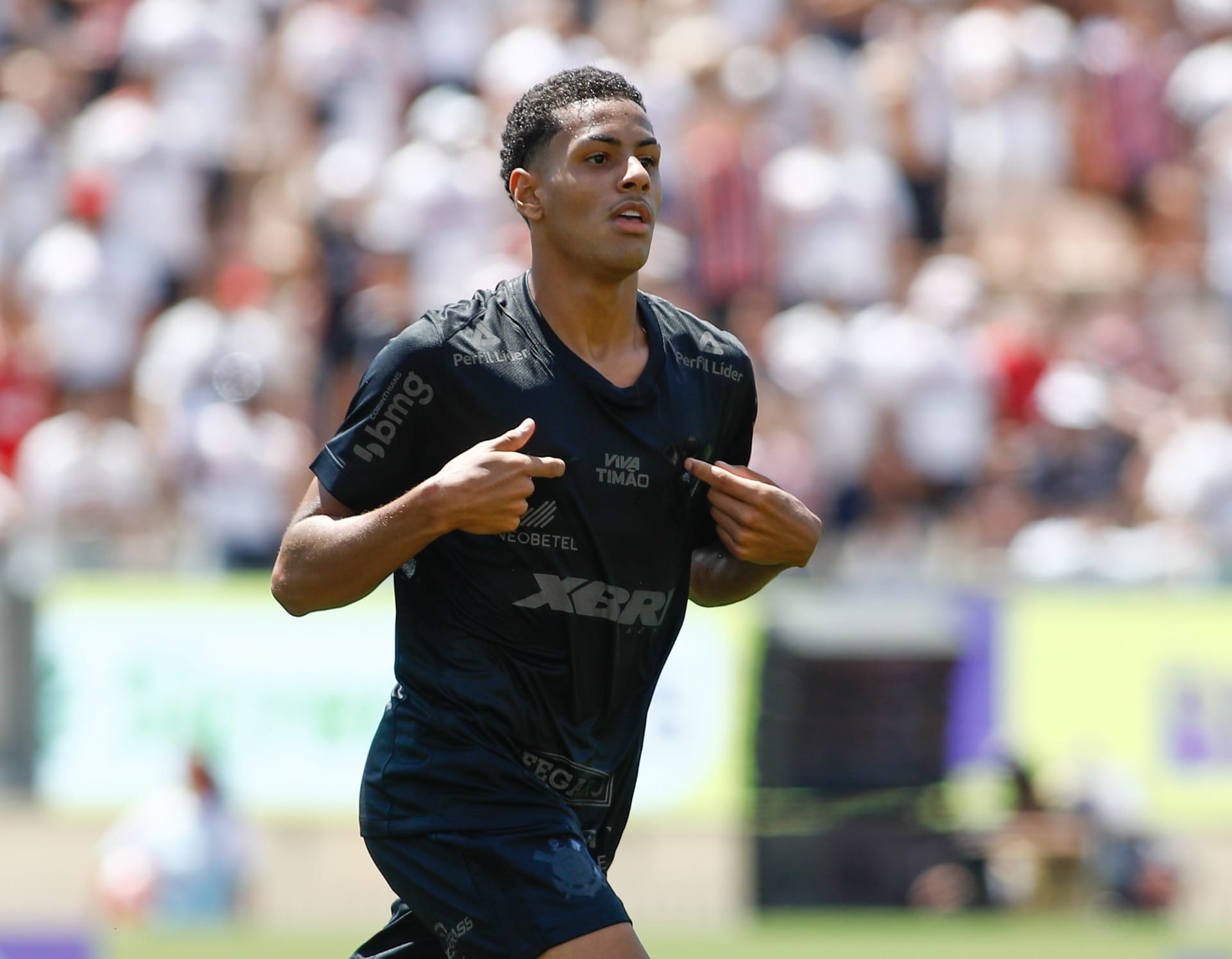 Corinthians acerta a venda do lateral-esquerdo Denner para o Chelsea; veja os valores