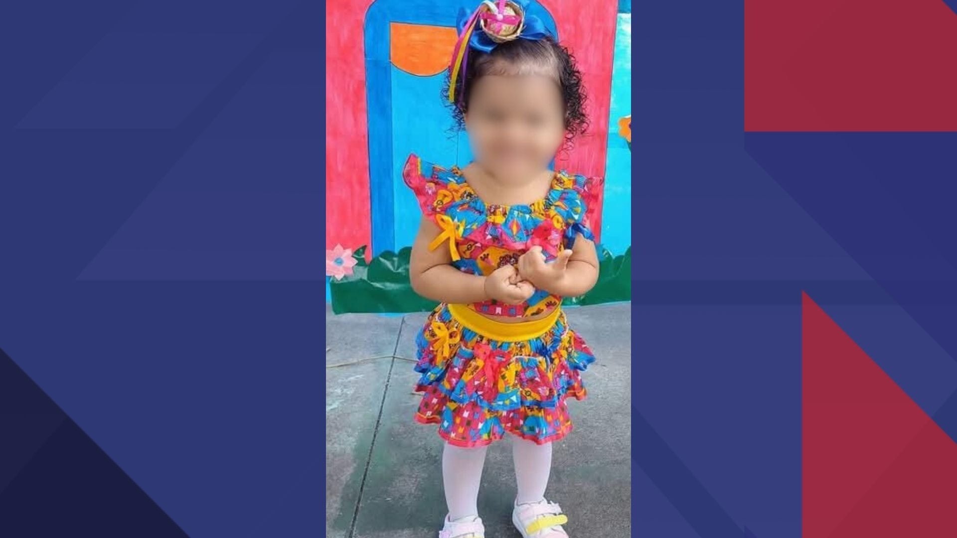 Menina de dois anos baleada em Pilares continua internada em estado grave