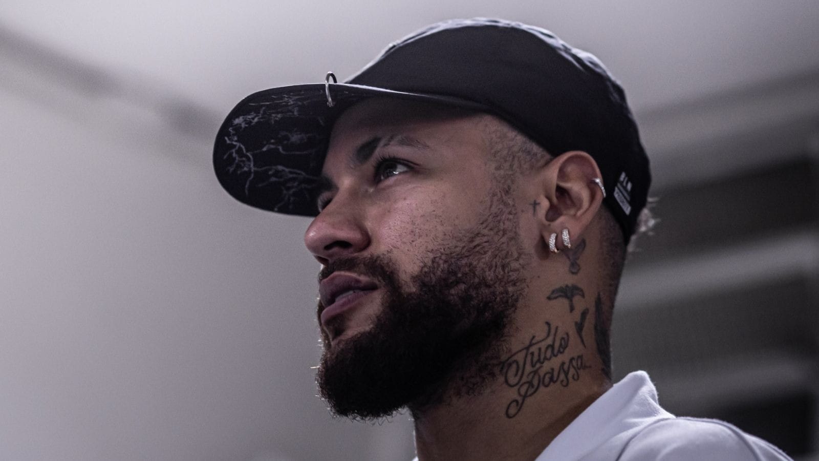 Neymar chega de helicóptero ao CT do Santos para assinar contrato; veja vídeo