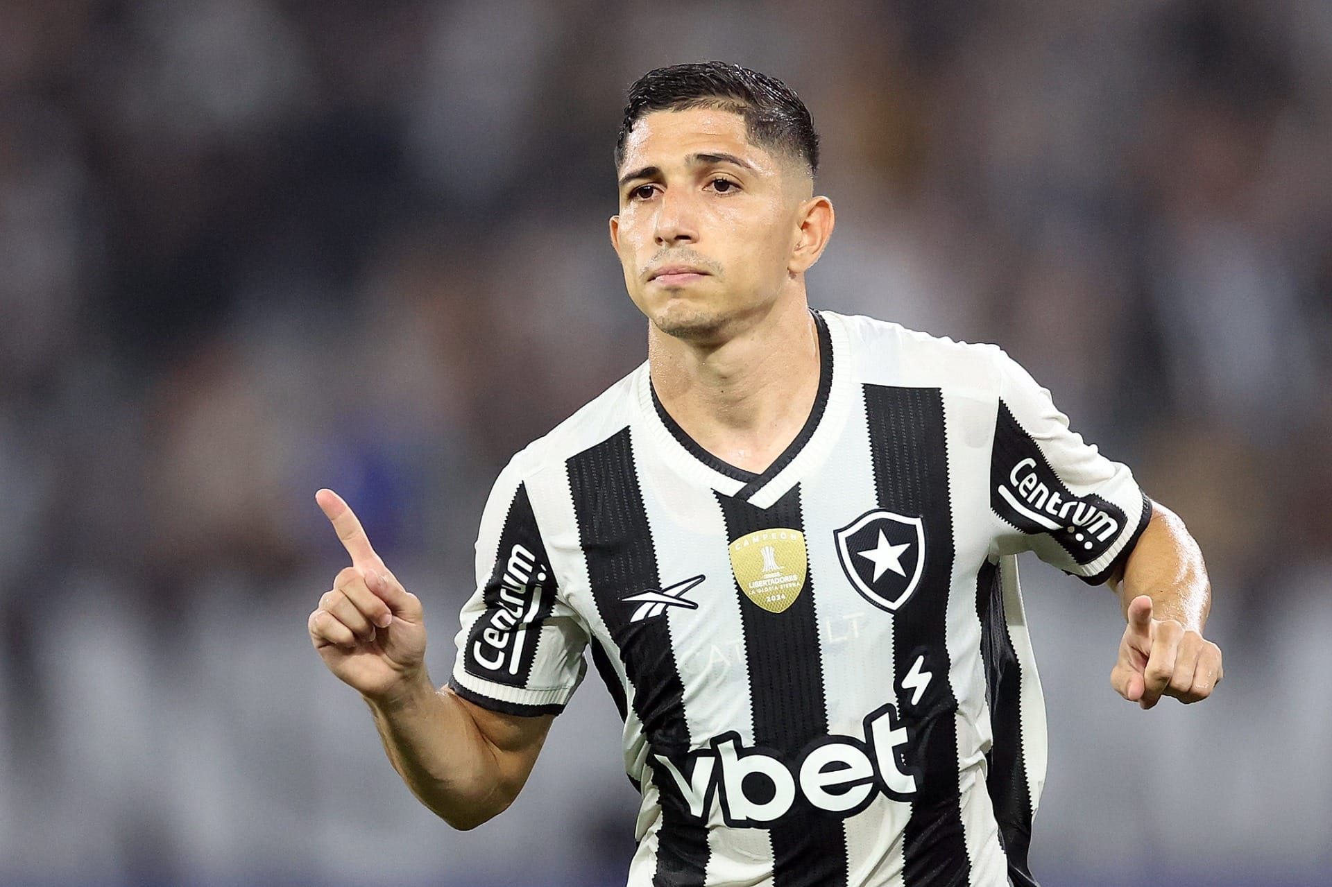 Botafogo mantém indefinição sobre Savarino e analisa Wallace Davi, do Flu