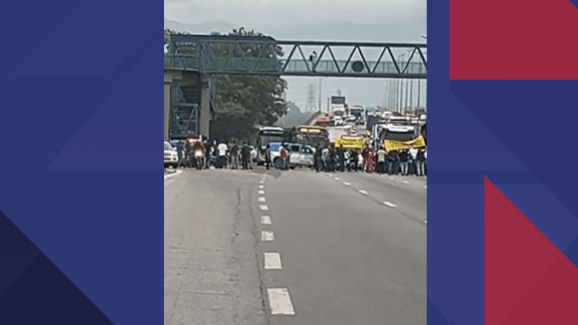 Cerca de 60 manifestantes fecham três pistas da Rodovia Washington Luiz