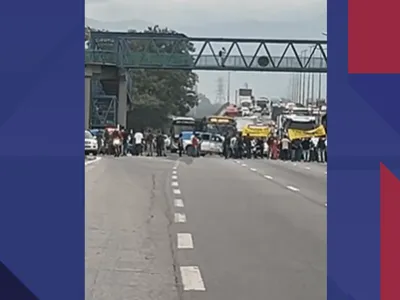 Cerca de 60 manifestantes fecham três pistas da Rodovia Washington Luiz