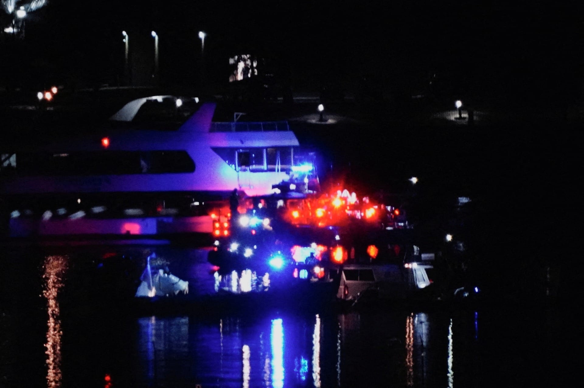 Destroços são vistos no local do acidente após o voo 5342 da American Eagle colidir com um helicóptero Black Hawk enquanto se aproximava do Aeroporto Washington Reagan; aeronaves caíram no Rio Potomac | Foto: REUTERS/Ken Cedeno