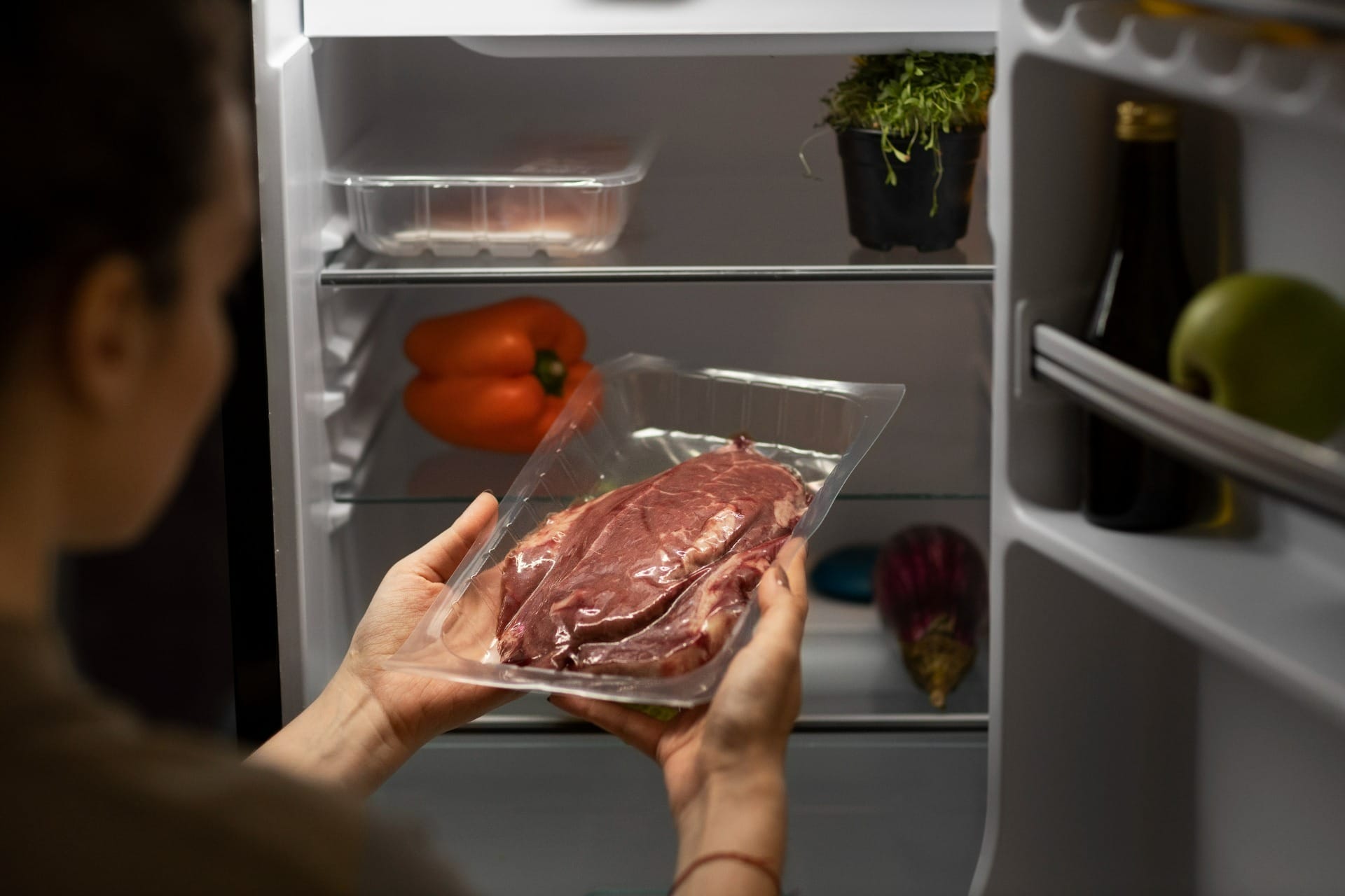 Não guarde comida quente na geladeira, esse hábito aumenta o consumo de energia. / Foto: Freepik