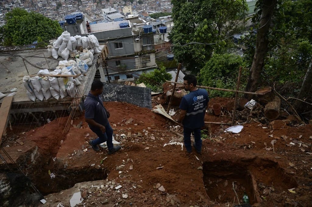 Prédio de três andares na Rocinha, avaliado em R$ 2 milhões, é demolido na Rocinha