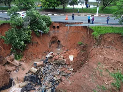 Forte chuva em Mogi Mirim causa erosão e deixa cratera na rua Belo Horizonte