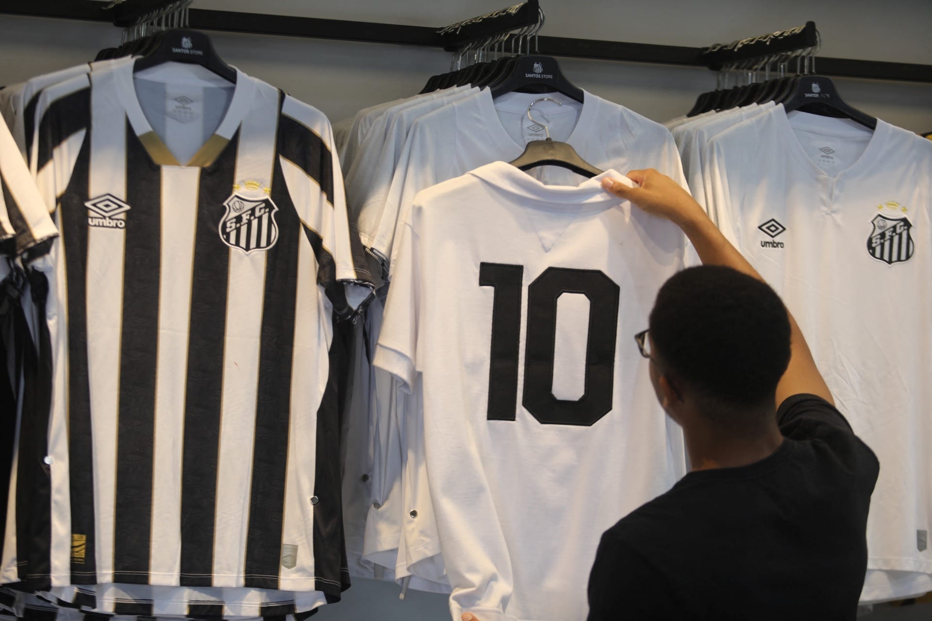Loja oficial do Santos lota de torcedores atrás de camisa 10 de Neymar; veja os valores