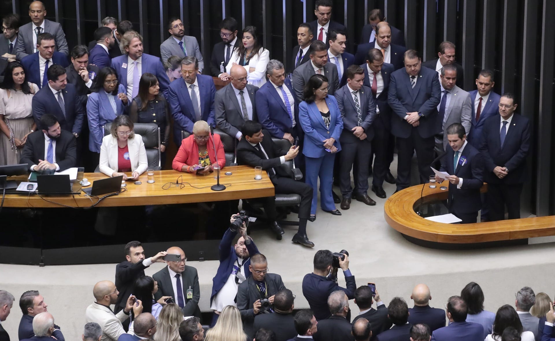 Câmara recua da PEC da blindagem após pressão popular e racha político