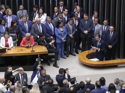 Câmara recua da PEC da blindagem após pressão popular e racha político