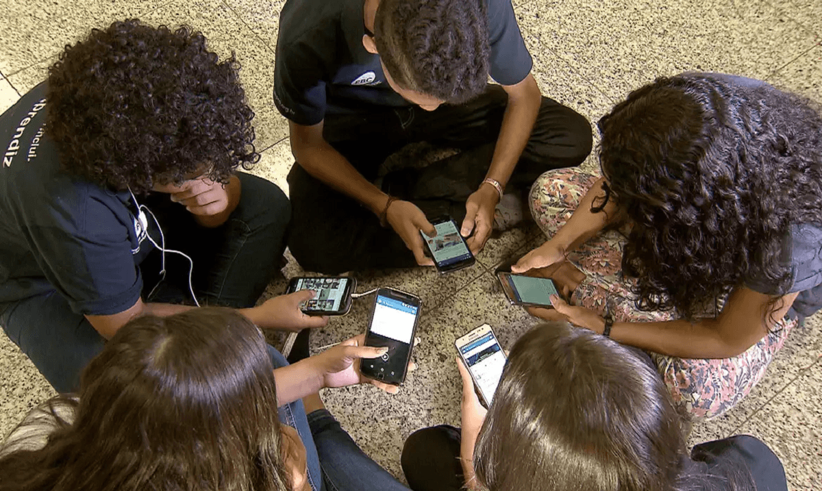 Escolas relatam alívio com lei que proíbe celulares: ‘Recreio voltou a ser barulhento’