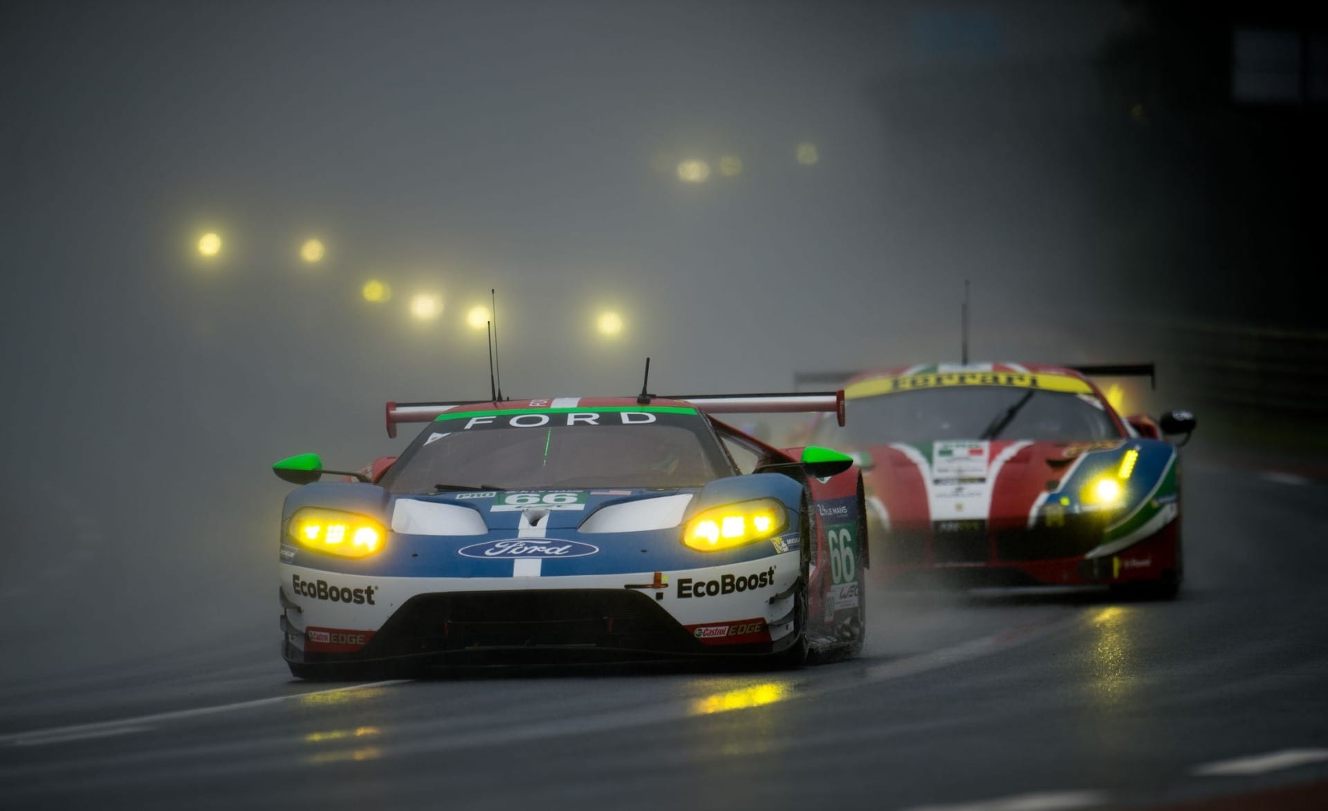 Ferrari e Ford durante as 24 Horas de Le Mans de 2016