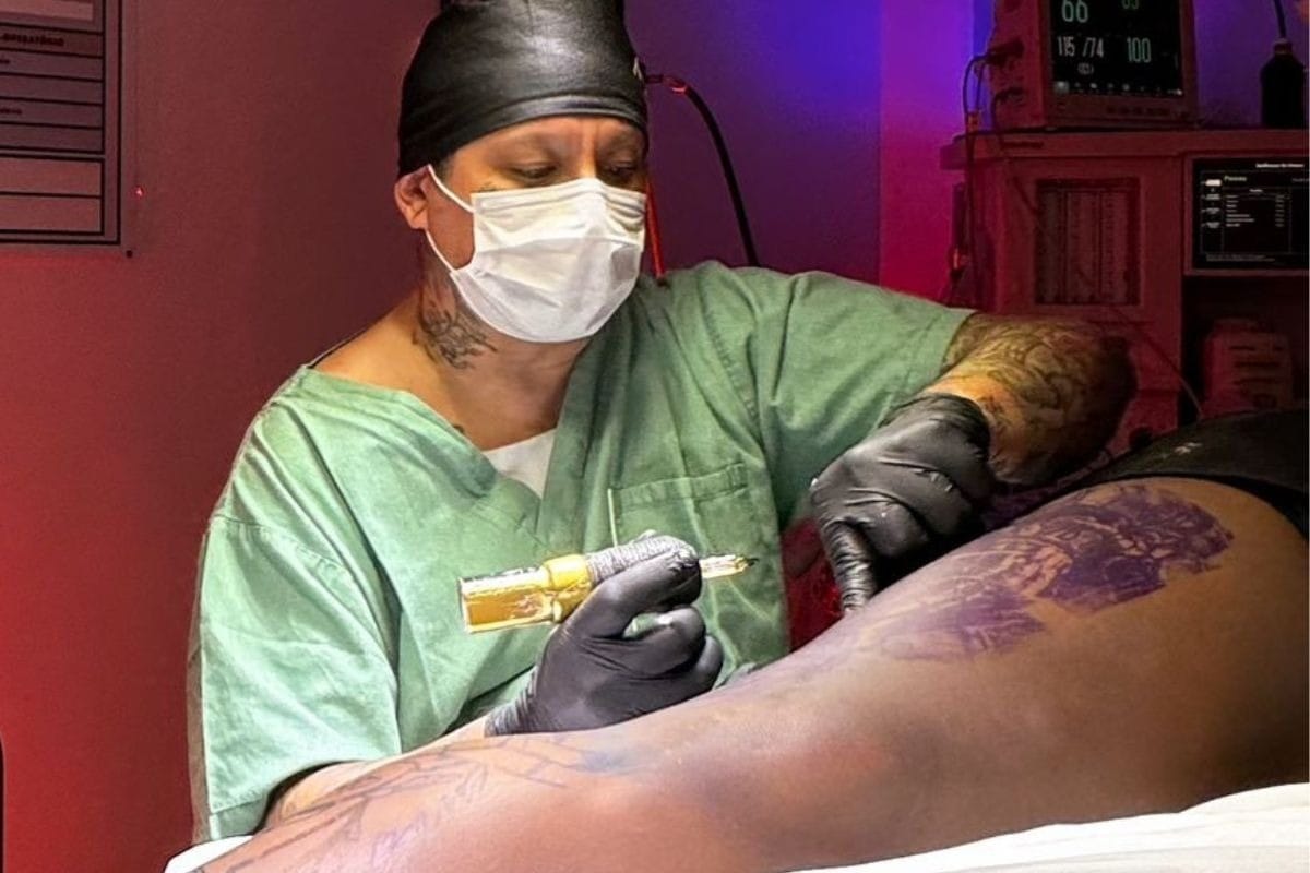 Jorge Mitsunaga tatuando cliente sedado (Foto: Arquivo Pessoal)