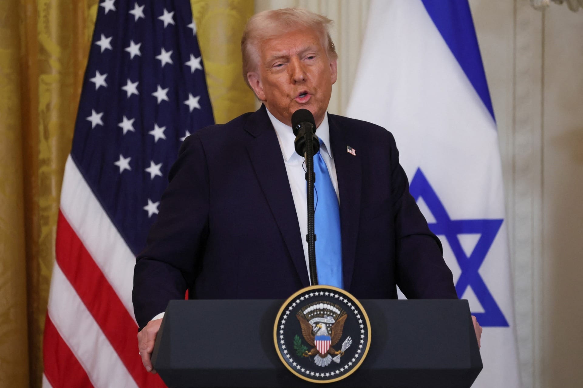 Trump diz que Irã não deve desenvolver arma nuclear, mas desconversa sobre entrada em conflito