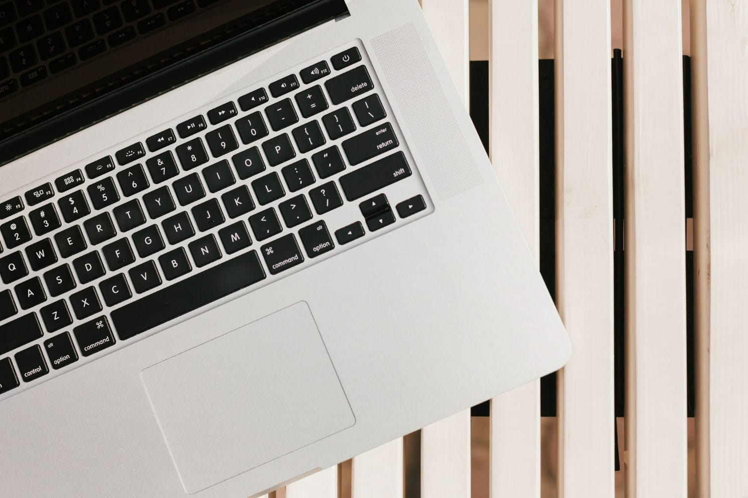 O spray de ar comprimido ajuda a limpar o teclado de forma eficiente e segura. / Foto: Freepik