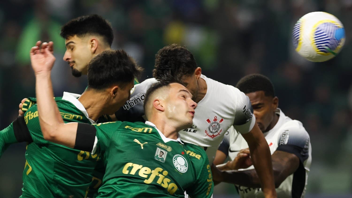 Corinthians e Palmeiras estudam fretar voo único para buscar jogadores antes da final