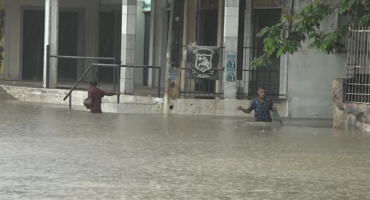 Chuva forte causa alagamentos, deslizamentos e ao menos sete mortes no Grande Recife