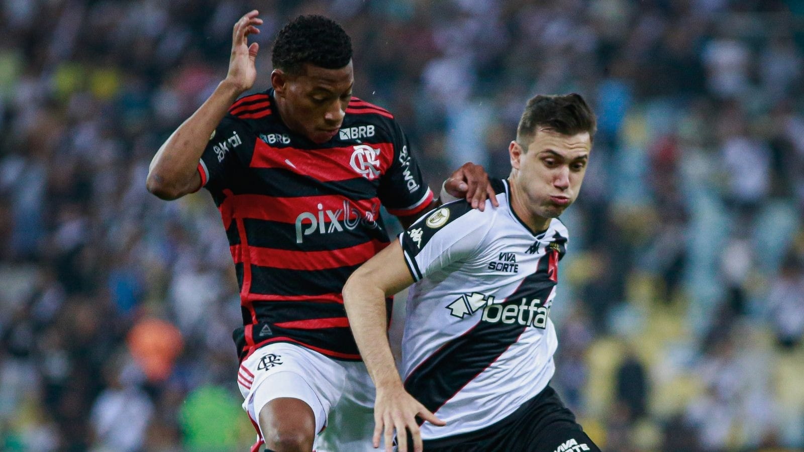 Flamengo defende liderança no Brasileirão contra Vasco, que luta para se afastar do Z4