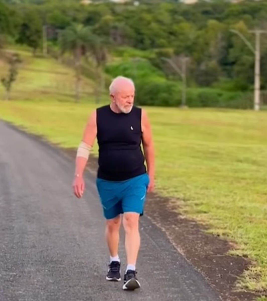 Lula aparece em vídeo com o braço enfaixado após se machucar em agenda no interior da BA