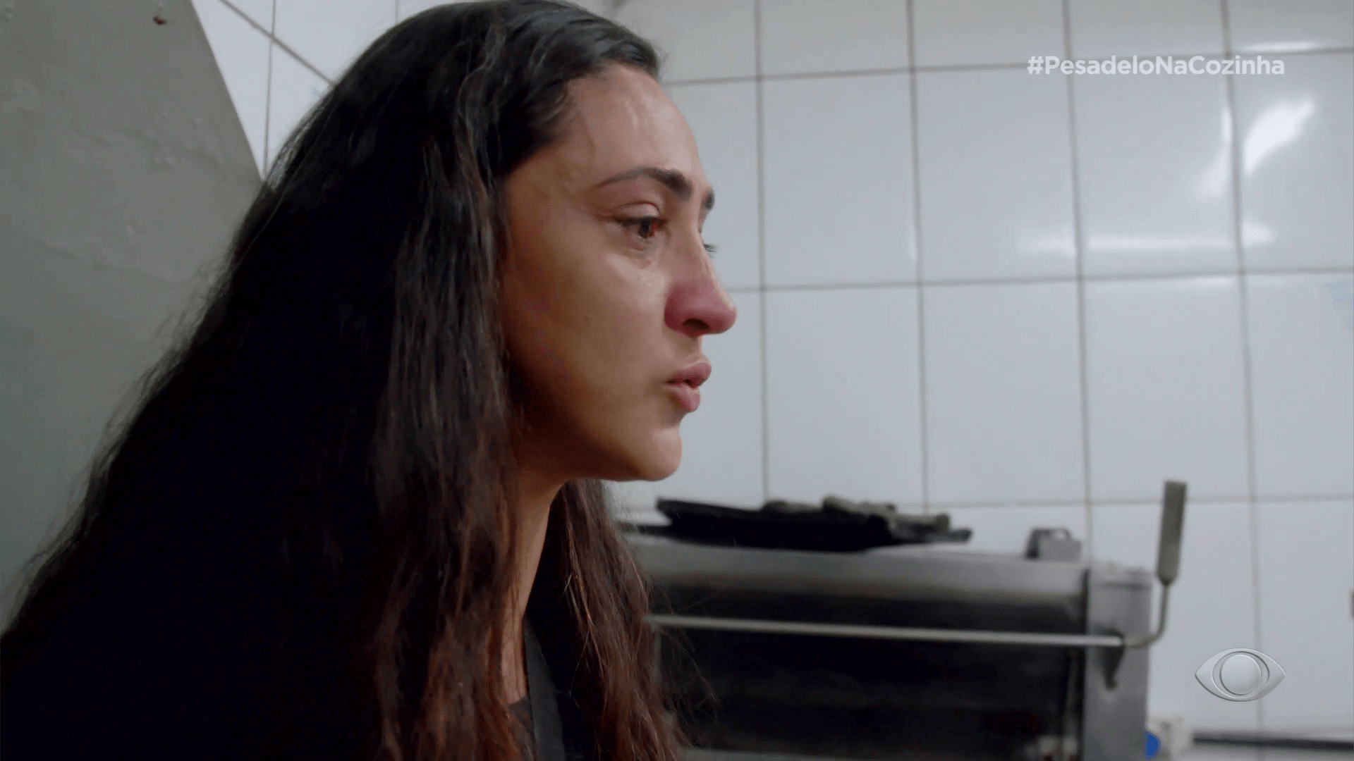 Funcionária não aguenta pressão de Jacquin e cai no choro no Em Nome do Pai: “Desmoronei”