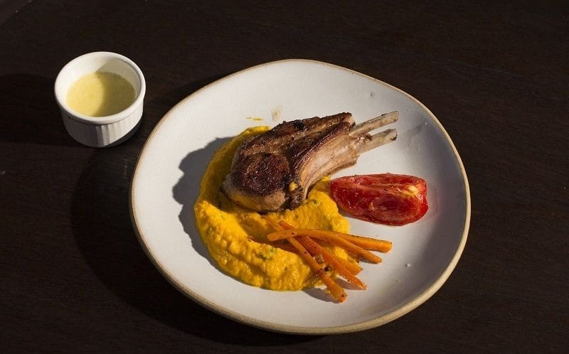 Carré de Javali com Purê de Cenoura e Coentro | Band Receitas