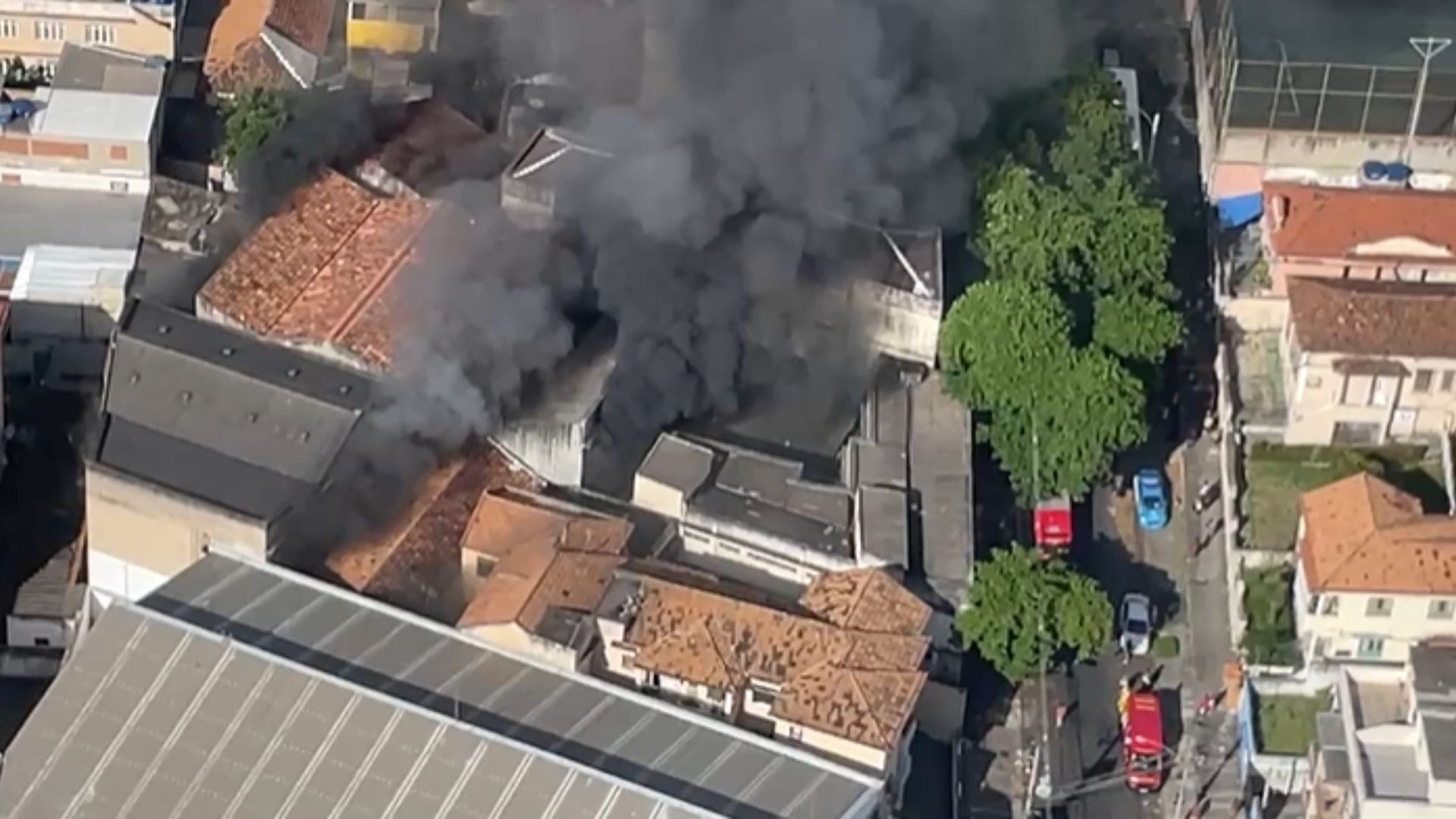 Incêndio em fábrica de fantasias atinge produção das escolas Império Serrano e Unidos da Ponte