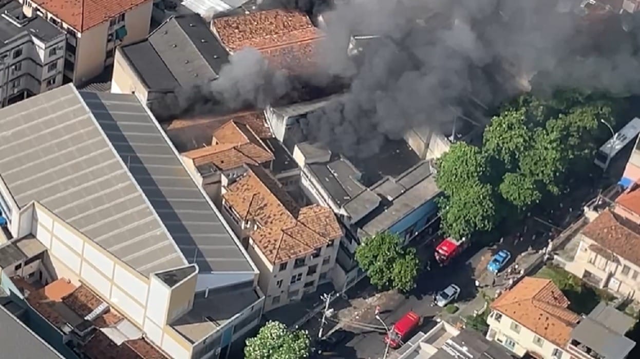 Vídeo: incêndio atinge fábrica de fantasias de carnaval na zona norte do RJ