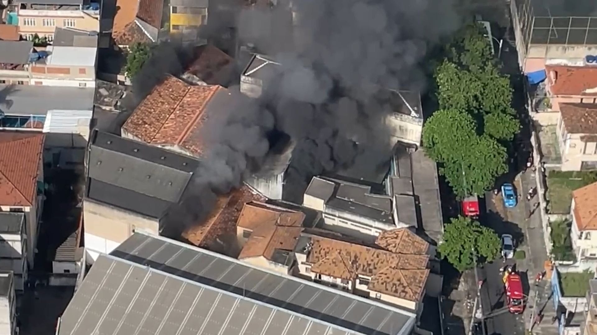 Liga RJ convoca reunião para que escolas de samba afetadas por incêndio não sejam prejudicadas