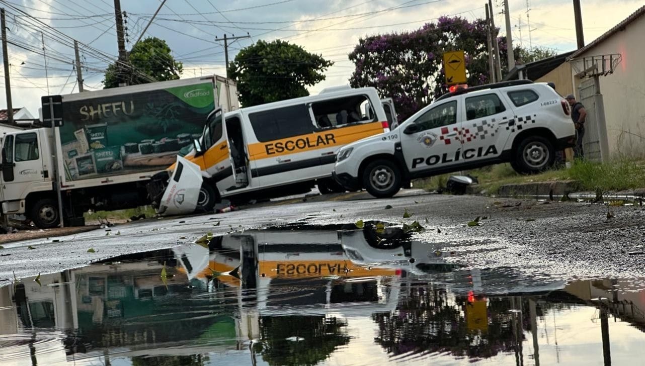 Acidente entre van com estudantes universitários e caminhão deixa feridos em Campinas